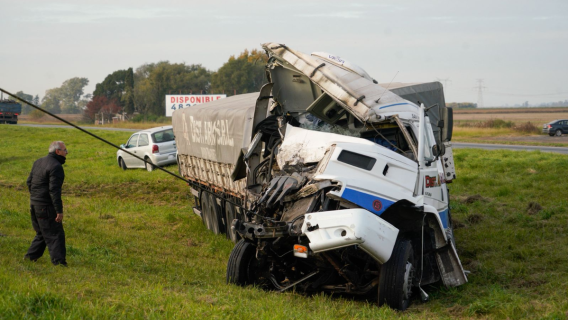 Impactante choque de dos camiones en la autopista a Buenos Aires
