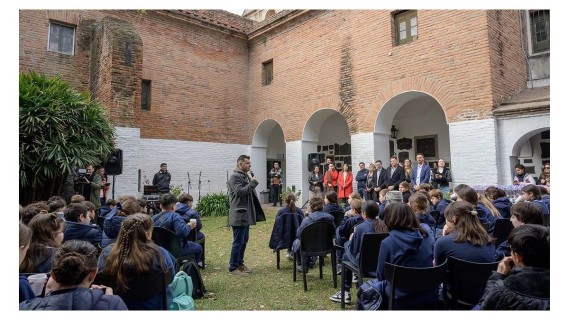 San Lorenzo distinguió a los estudiantes que hicieron el video con música de Oasis