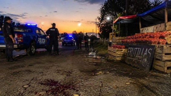 Una pelea de puesteros por la venta de frutillas terminó a los tiros en una ruta santafesina: tres heridos