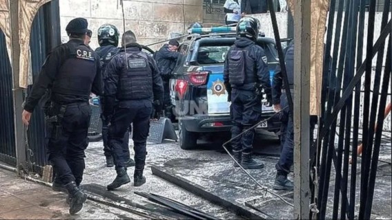 Un patrullero aceleró, perdió el control y terminó adentro de un hospital santafesino: cuatro heridos