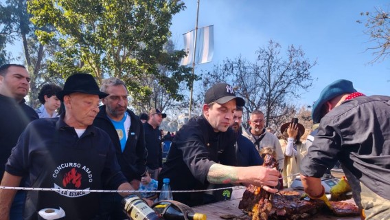 Ybarlucea: Miles de personas celebraron el 9 de Julio en la 9ª Fiesta del Asado a la Estaca