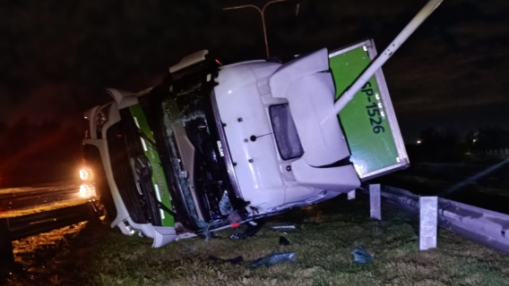 Alarma en San Lorenzo por el vuelco de un camión en la autopista a Santa Fe