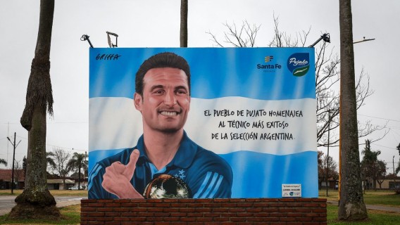 El muralista de Scaloni en Pujato: 