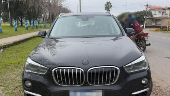 Peligro al volante de un BMW: arrastró a un inspector de tránsito 7 metros con su auto