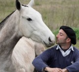 Arroyo Seco: Palmerita, el veterinario que estudió de grande herrando caballos
