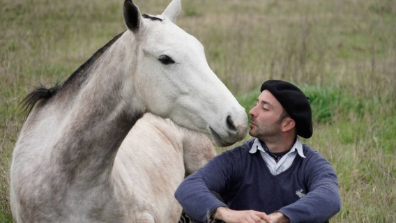 Arroyo Seco: Palmerita, el veterinario que estudió de grande herrando caballos