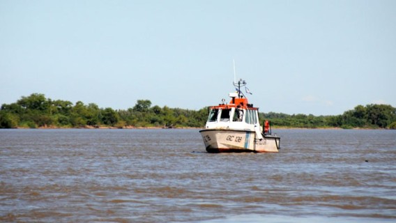 Cuatro hombres cayeron de una lancha al río: uno se salvó y tres están desaparecidos