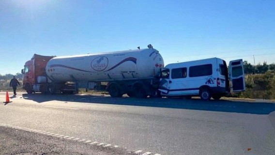 Tragedia en la autopista Rosario-Santa Fe: murió un cantante de cumbia tras chocar contra un camión