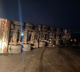 Choque inusitado en un puente: un camionero volcó porque manejaba con la batea elevada