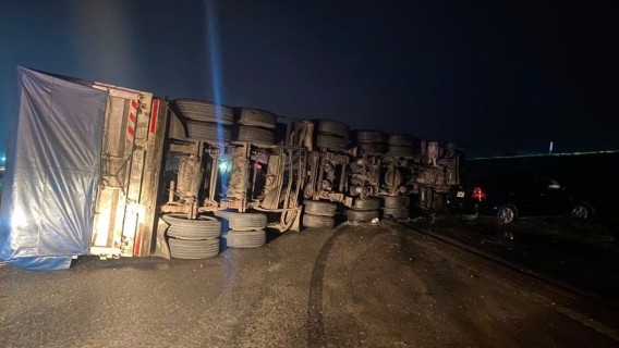 Choque inusitado en un puente: un camionero volcó porque manejaba con la batea elevada