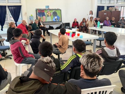 Alumnos del taller de pintura de la Tercera Edad entregan mural a ENVION
