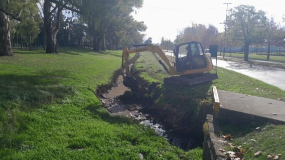 Tareas de mantenimiento y limpieza  de canales pluviales en distintos barrios