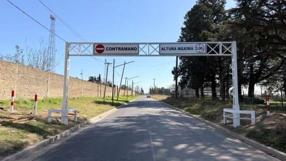 Instalan limitadores de altura en calle Mansilla para ordenar el tránsito pesado