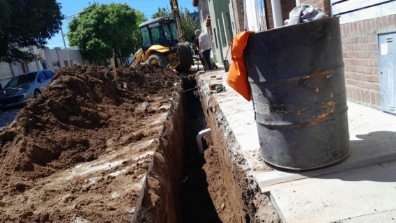 Obras Sanitarias realiza un recambio de una antigua cañería cloacal en el Barrio Desiderio de la Fuente